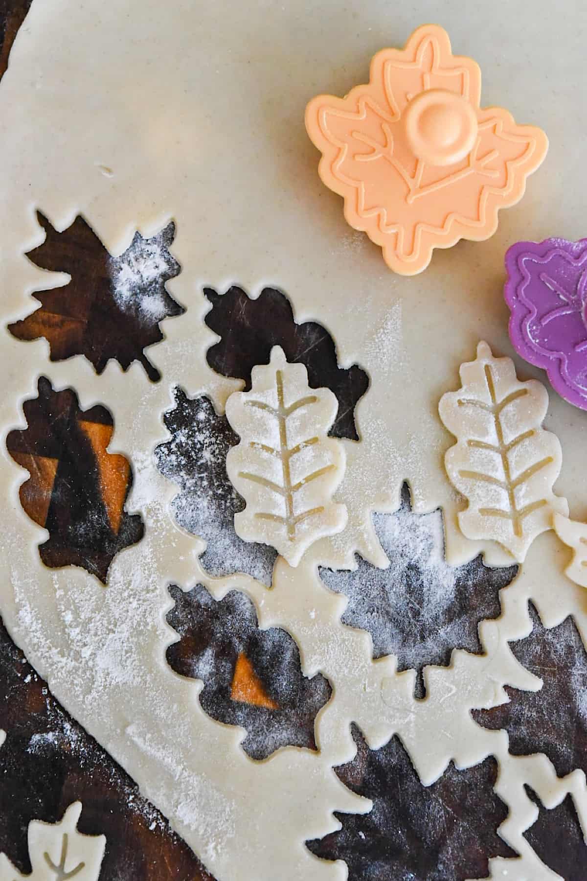 how to make pie crust leaves using a cookie cutter