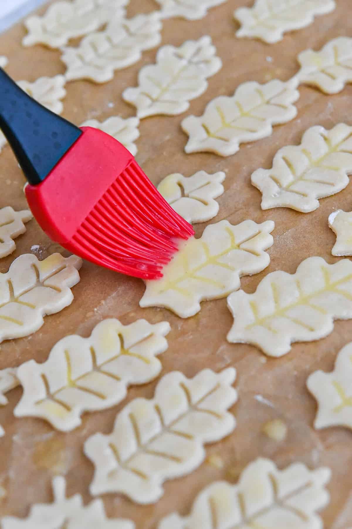 how to make pie crust leaves using a cookie cutter